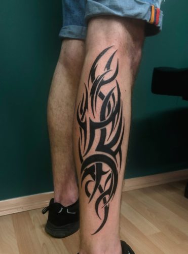 Tatuaż blackwork - Klasyczny tribal na łydzie od Koziarza