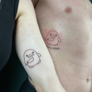 Przykład tatuażu minimalistycznego / linearnego Kaczki