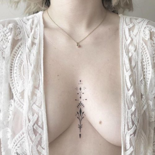tatuaże damskie pomiędzy piersiami 2022