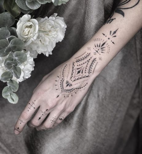 tatuaże na rękach męskie i damskie 2022