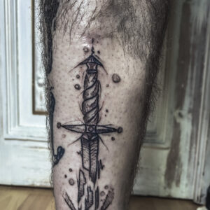 tatuaż na piszczelu - miecz