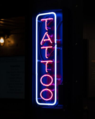 sherman yang zOyOWsANHXo unsplash - - Zajawa Tattoo - Tatuaże UV - niewiedzialny hit czy niebezpieczny trend?
